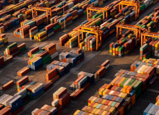 كيف تختار الجهة الأنسب لنقل بضائعك الدولية بكفاءة وموثوقية