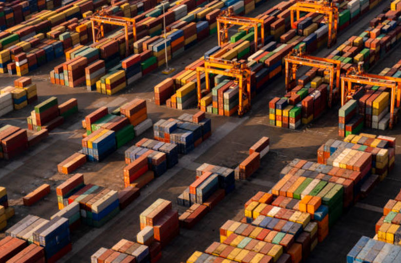 كيف تختار الجهة الأنسب لنقل بضائعك الدولية بكفاءة وموثوقية